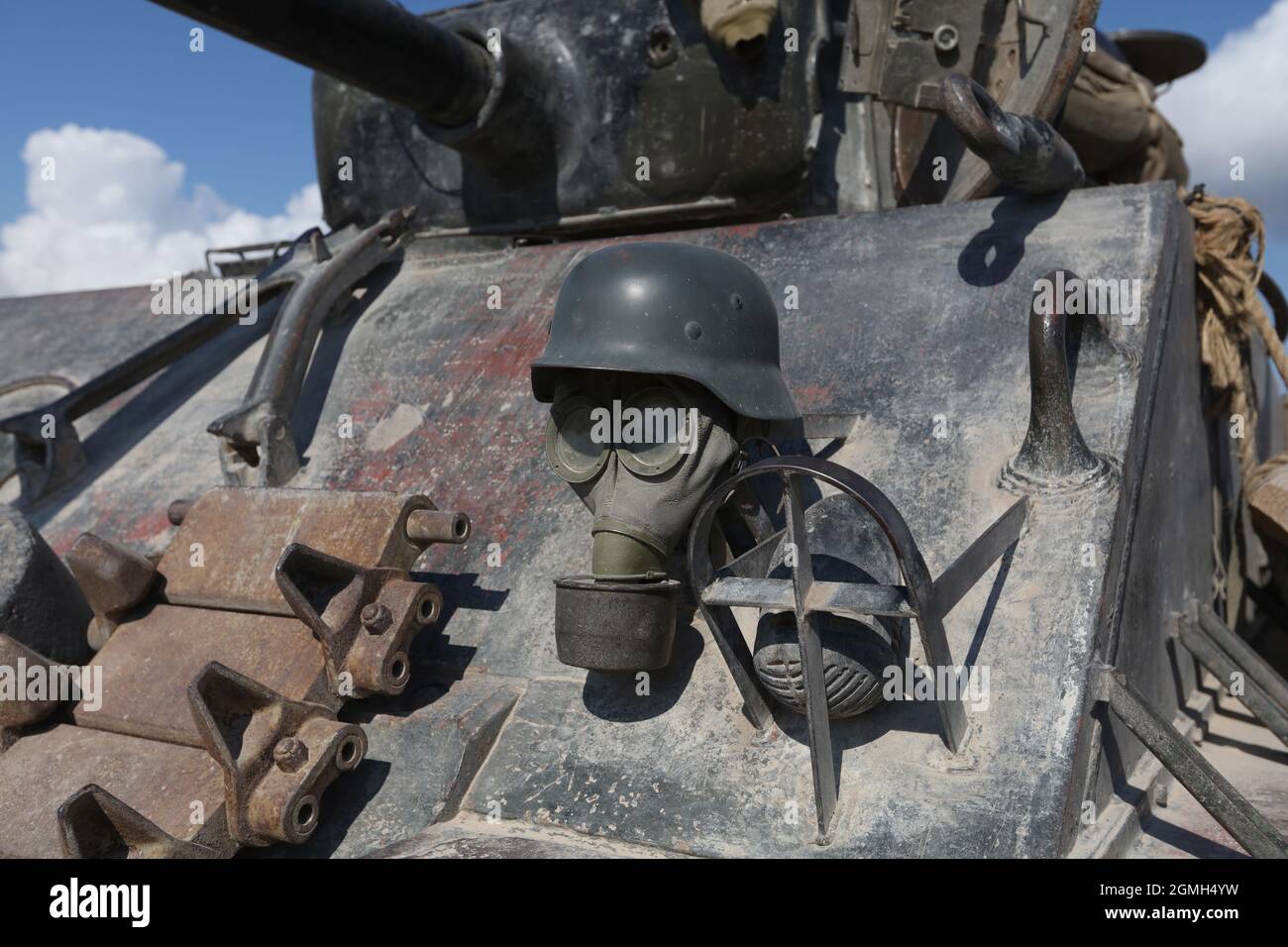 Sherman-Panzer. Ein Panzer M4A2(76) HVSS Sherman, der im Film 'Fury' während einer Demonstration im Bovington Tank Museum, Dorset, Großbritannien, verwendet wurde Stockfoto