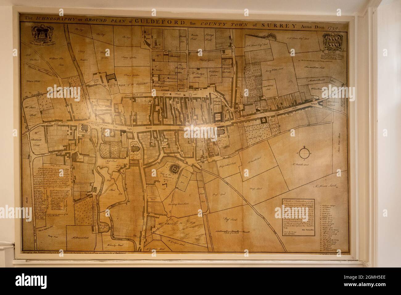 Innenraum des Guildford Museum mit lokalen historischen Ausstellungen, Surrey, England, Großbritannien. Eine alte Stadtkarte, Ichnographie oder Grundrißplan, AD1739 Stockfoto