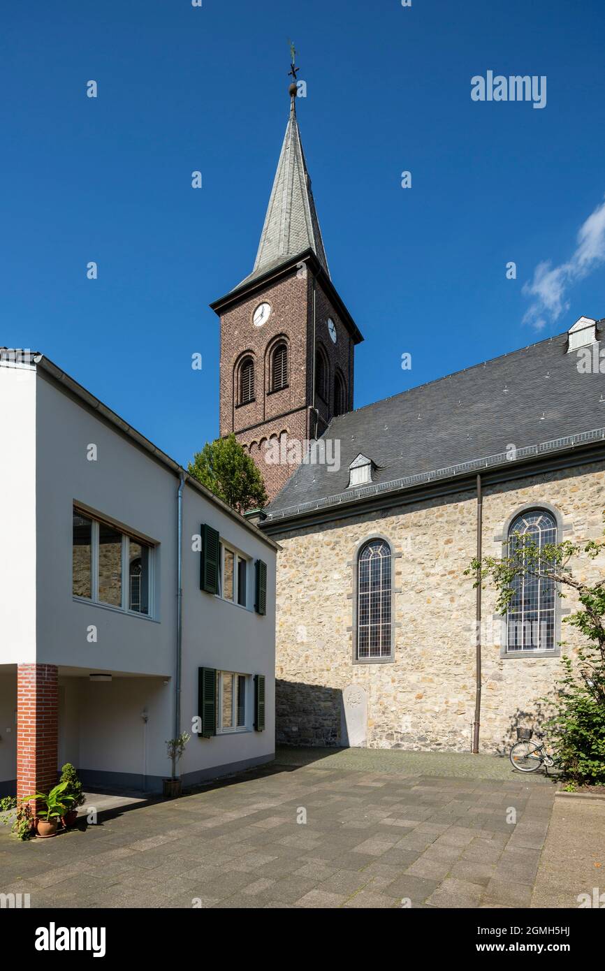 Deutschland, Ratingen, Bergisches Land, Rheinland, Nordrhein-Westfalen, NRW, evangelische Stadtkirche und evangelisches Pfarrhaus Stockfoto