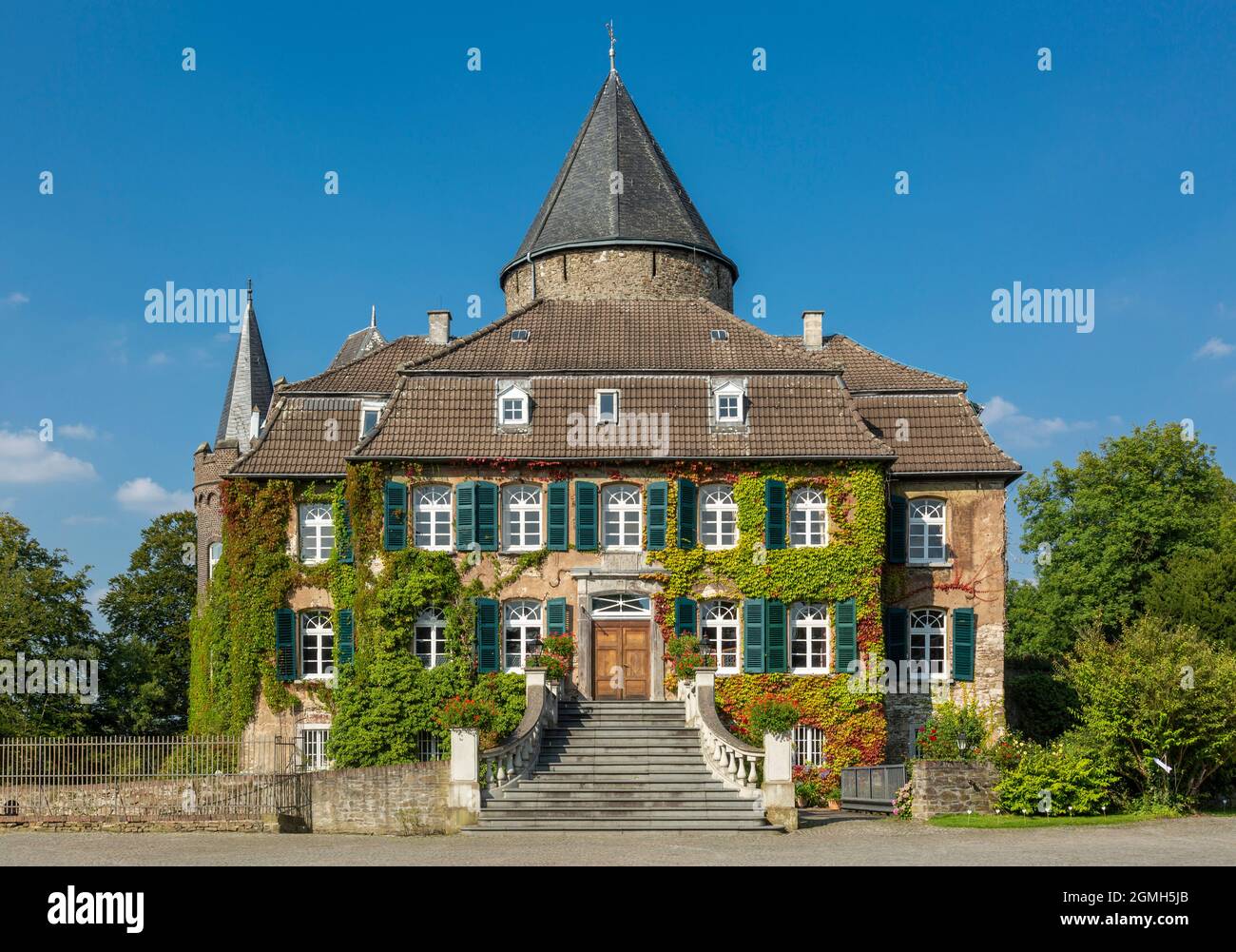 Deutschland, Ratingen, Ratingen-Breitscheid, Bergisches Land, Rheinland, Nordrhein-Westfalen, NRW, Schloss Linnep, Haus Linnep, ehemaliges Rittergut, Wasserschloss, Außentreppe über den Burggraben Stockfoto