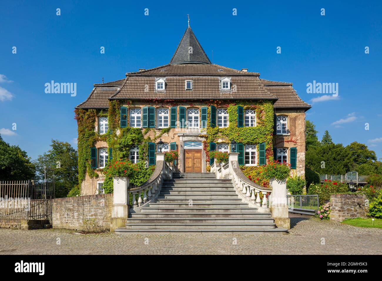 Deutschland, Ratingen, Ratingen-Breitscheid, Bergisches Land, Rheinland, Nordrhein-Westfalen, NRW, Schloss Linnep, Haus Linnep, ehemaliges Rittergut, Wasserschloss, Außentreppe über den Burggraben Stockfoto