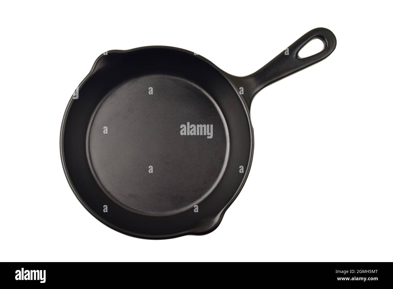 Gusseiserne Pfanne auf weißem Hintergrund mit Clipping-Pfad, Draufsicht auf leere gusseiserne Pfanne Stockfoto