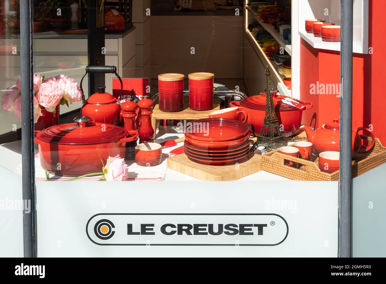 Le Creuset Schaufenster im Laden oder Geschäft, französischer Händler von Kochgeschirr, am besten bekannt für farbenfroh emailliertes gusseisernes Kochgeschirr, Großbritannien Stockfoto