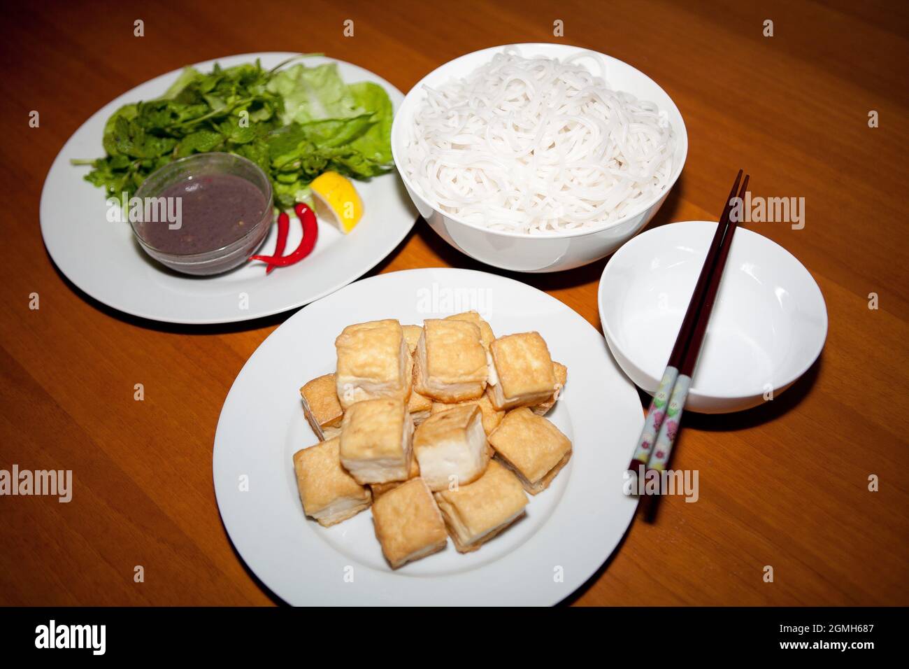 Bun dau mam tom - Ein sehr berühmtes Gericht aus Vietnam Stockfoto