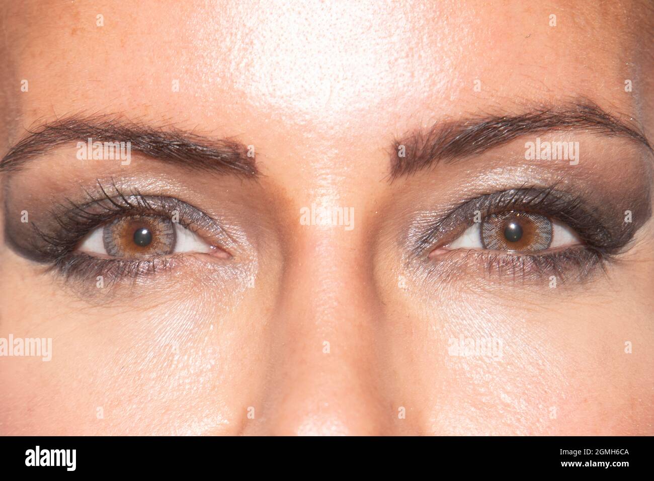 Frauenaugen mit farbigen Kontaktlinsen Stockfoto