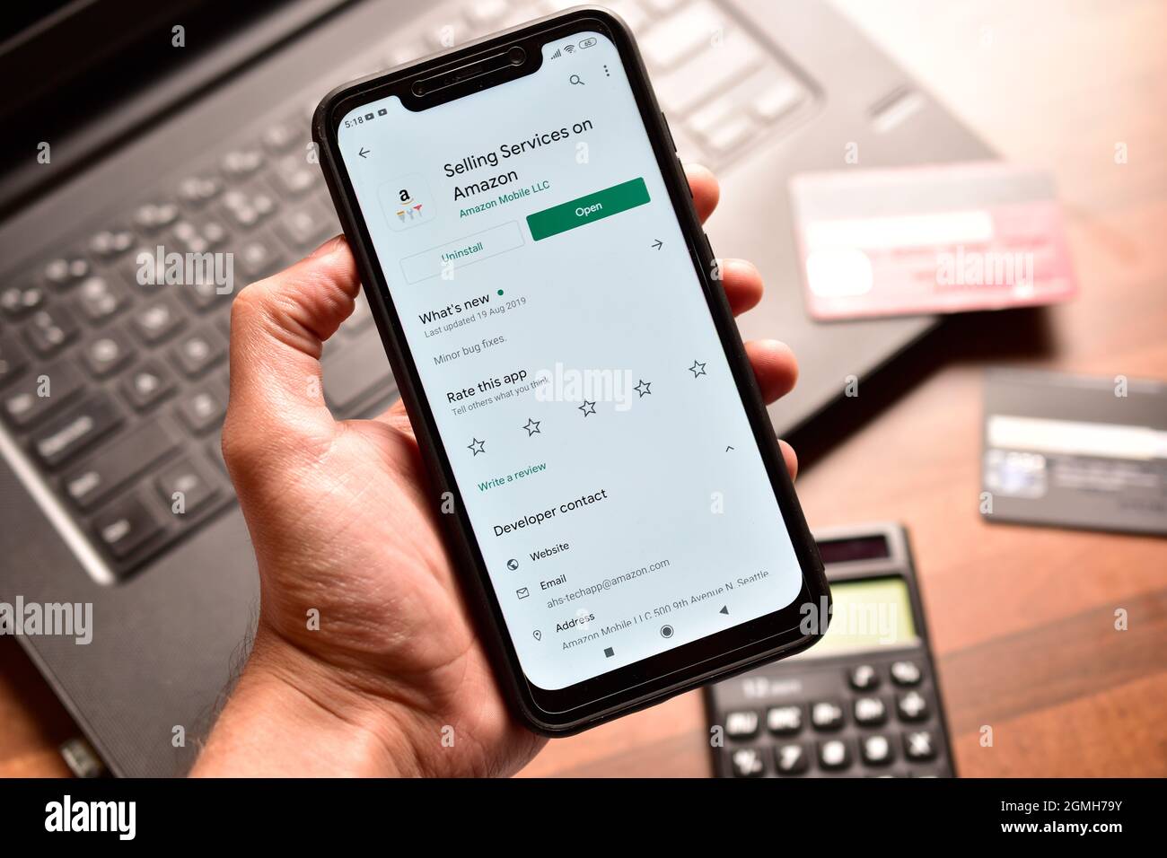 New Delhi, Indien, 14. Dezember 2019:- Selling Service on Amazon, amazon App on Smartphone Stockfoto