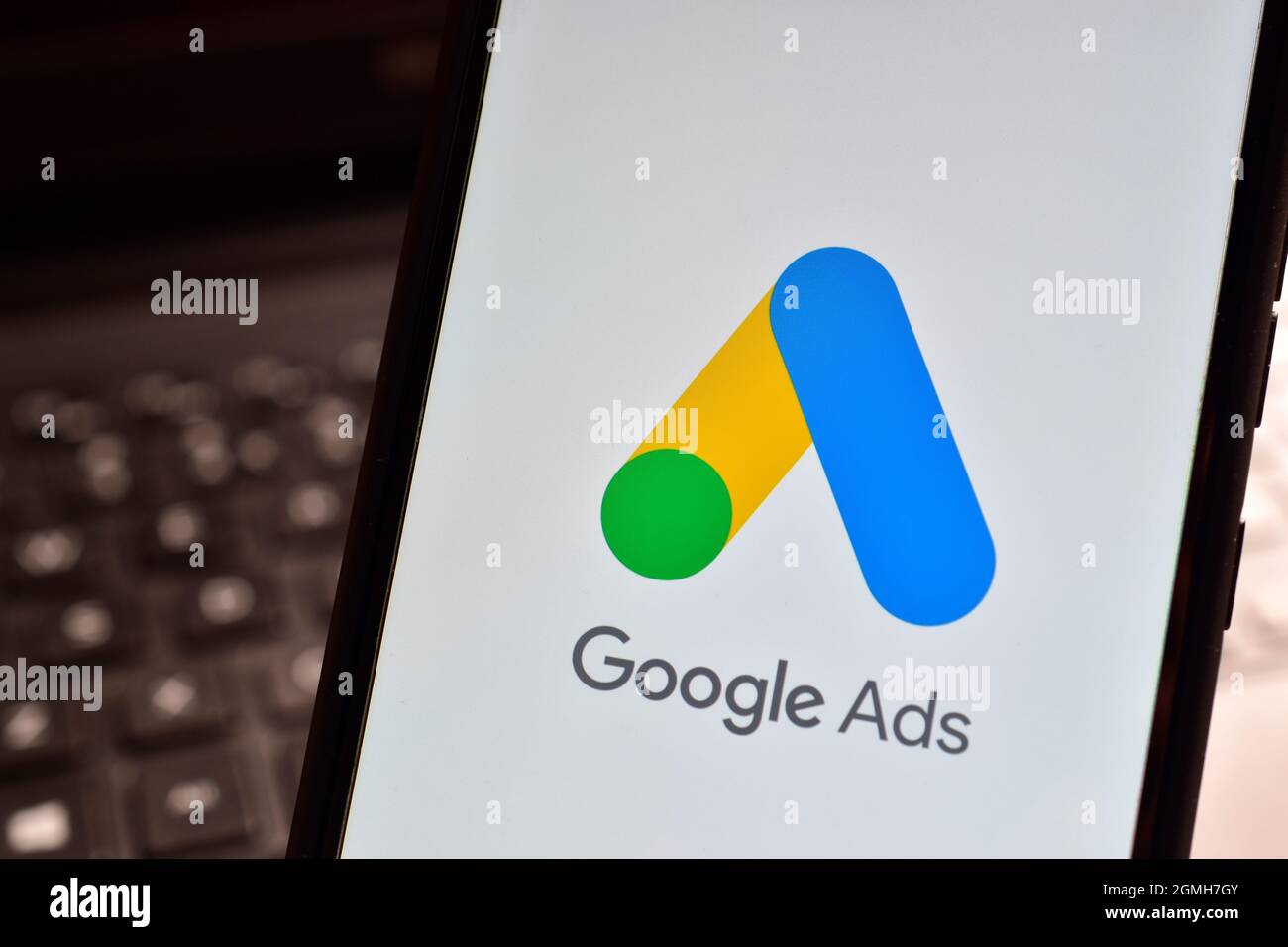 Google Ads-Logo auf dem Smartphone Stockfoto