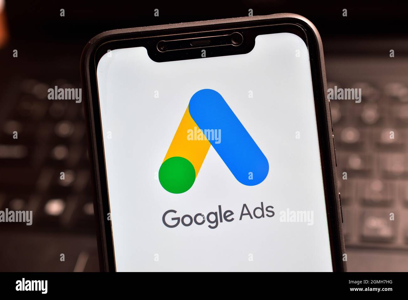 Google Ads auf dem Handy-Bildschirm. Google Ads ist eine Online-Werbeplattform, auf der Werbetreibenden Pay-to-Display-Werbung, Serviceangebote und P Stockfoto