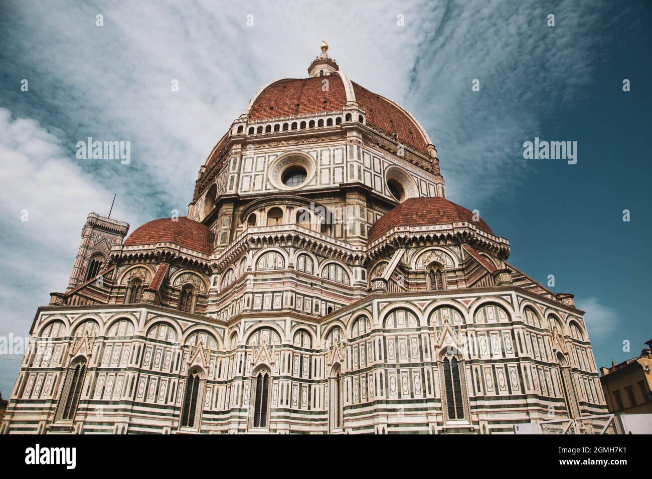 Ein großes altes Gebäude im Hintergrund mit der Kathedrale von Florenz im Hintergrund Stockfoto