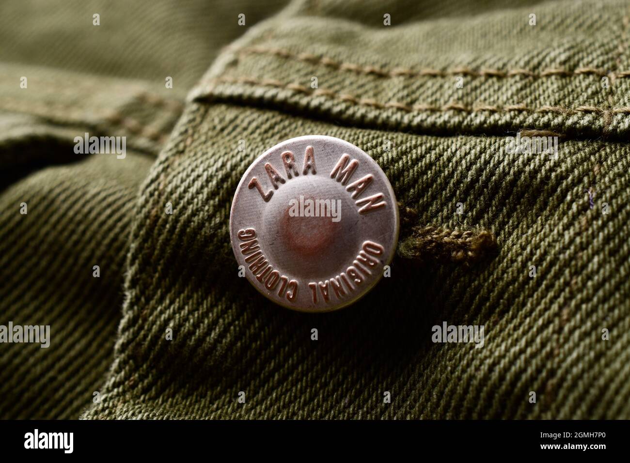 New Delhi, Indien, 20. Dezember 2019:- Nahaufnahme des zara-Knopfes auf der Jeansjacke, redaktionelles Bild Stockfoto