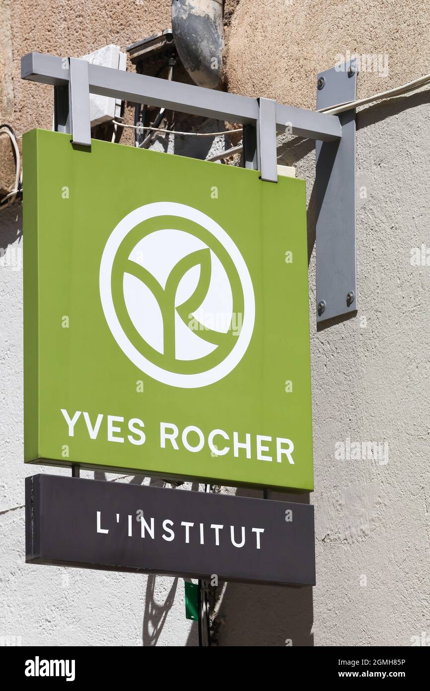 Villefranche, Frankreich - 17. Mai 2020: Yves Rocher ist eine weltweite Kosmetik- und Schönheitsmarke, die 1965 vom Franzosen Yves Rocher gegründet wurde Stockfoto