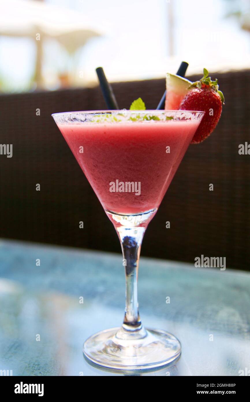 Ein Glas Erdbeercocktail in einer Bar Stockfoto