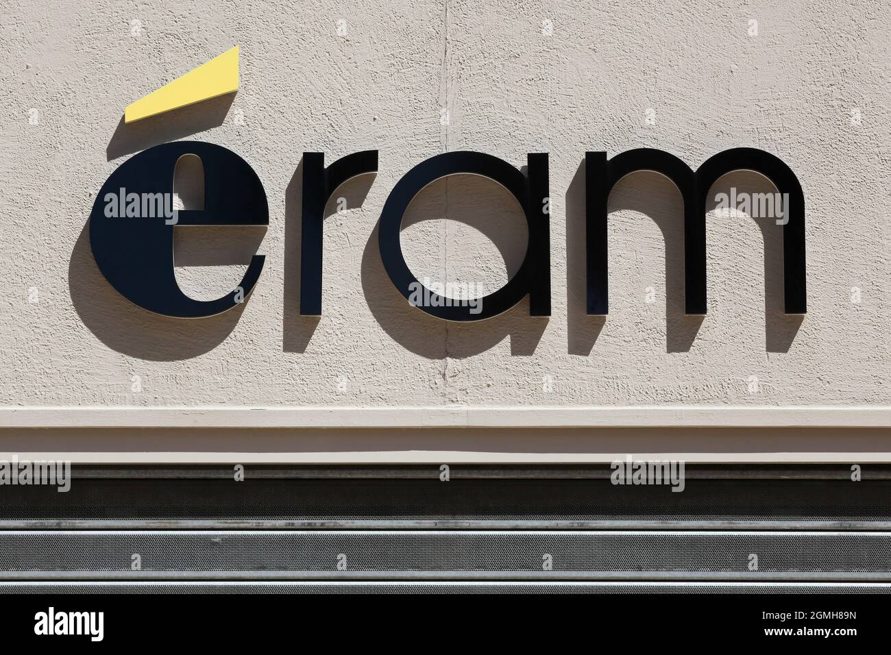 Villefranche, Frankreich - 17. Mai 2020: ERAM-Logo an der Wand. ERAM ist eine französische Marke und Einzelhandelskette, die sich auf Schuhe und Bekleidung spezialisiert hat Stockfoto