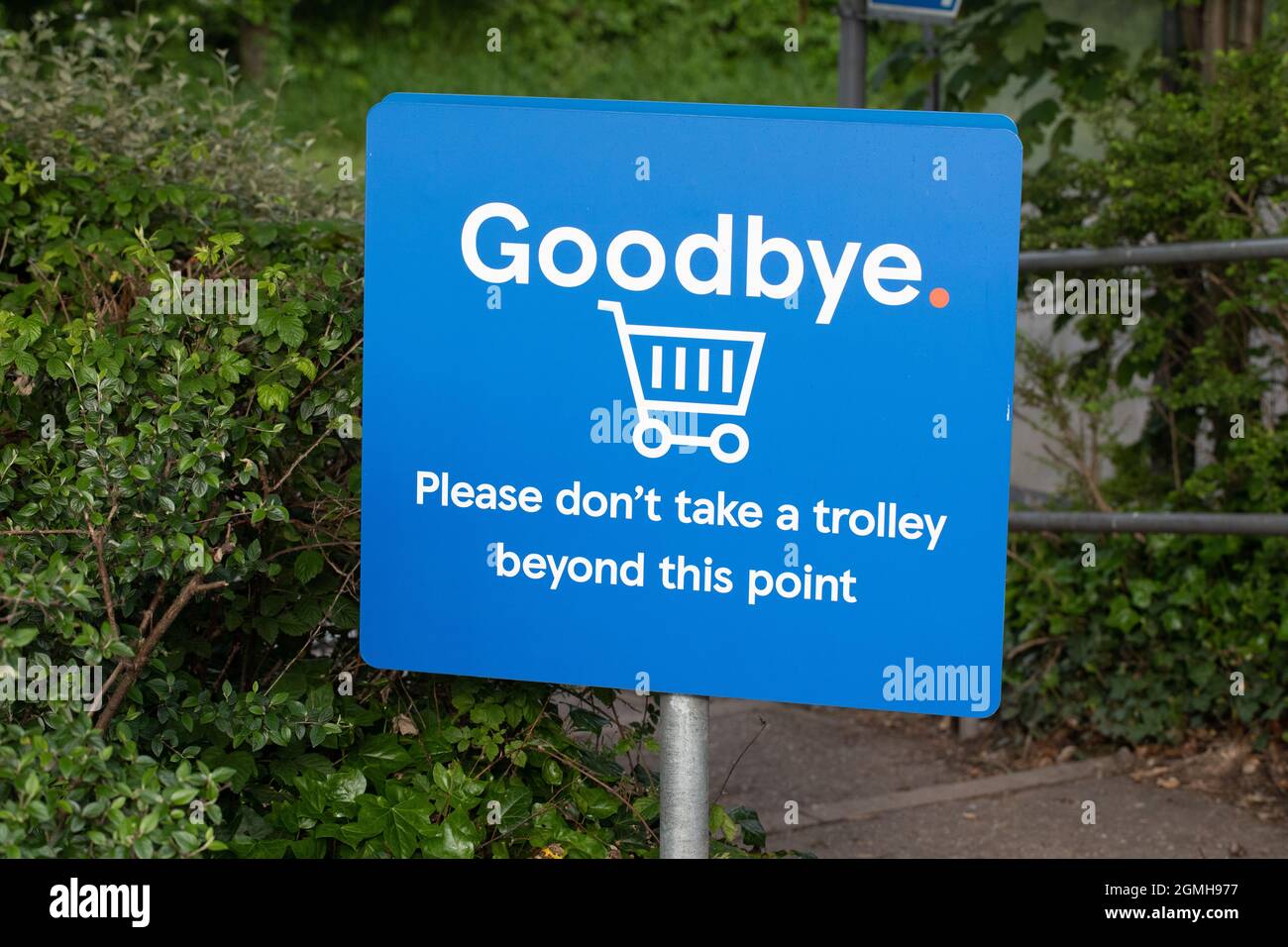 Schild, Supermarkt anfordern, Kunden bitten, nicht über diesen Punkt Trolley nehmen, dh über oder aus dem Parkplatz. Stockfoto