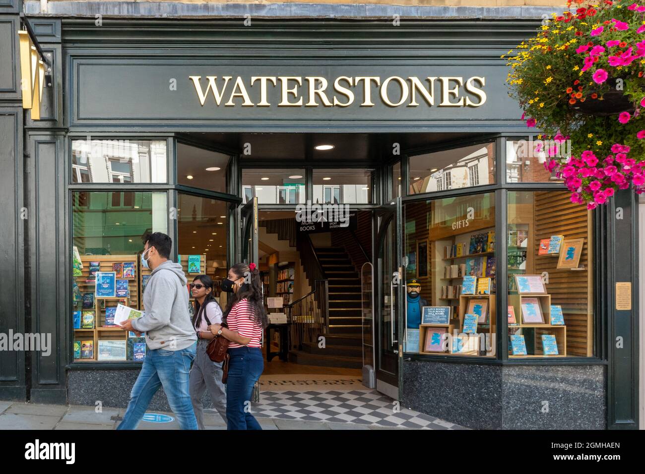 Waterstones Buchladen mit Leuten, die vorbeilaufen, High Street Store, Großbritannien Stockfoto