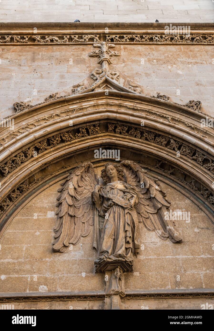 Gotische Skulptur einer weiblichen Figur im Tympanon des städtischen gotischen Gebäudes von La Lonja im historischen Zentrum von Palma de Mallorca Stockfoto