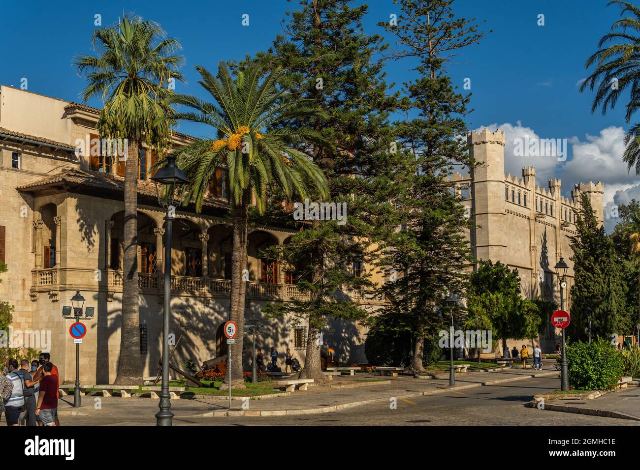 Palma de Mallorca, Spanien; september 10 2021: Gesamtansicht des öffentlichen Gebäudes El Consolat de Mar, Sitz der balearischen Regierung, neben dem Goth Stockfoto