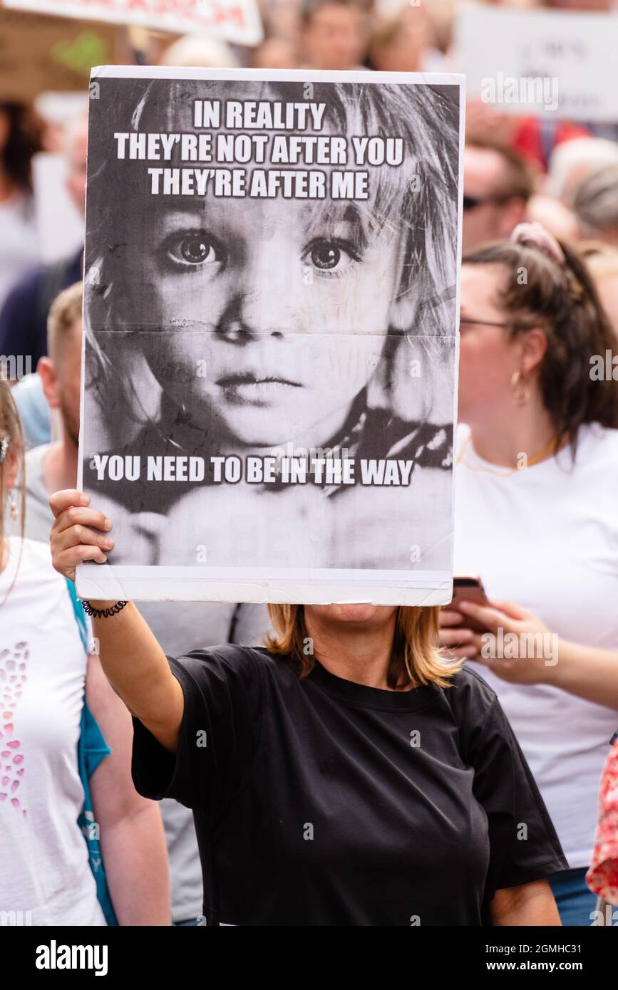 London, Großbritannien. 18. September 2021. Anti-Impfstoff-Demonstranten marschieren zur „World Wide Rally for Freedom“ gegen Kinderimpfungen und Impfpass Stockfoto