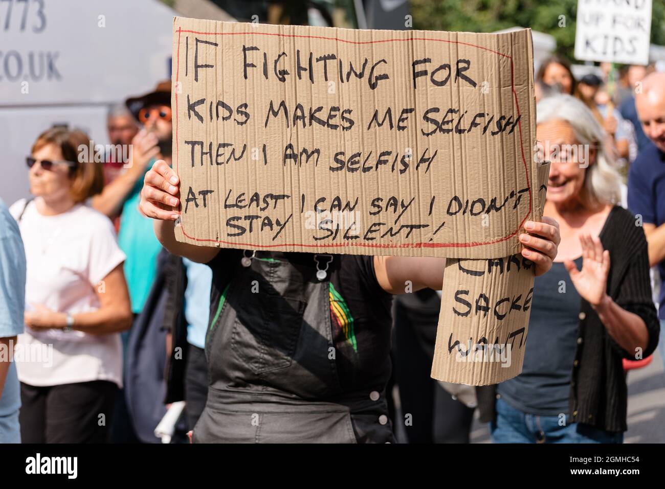 London, Großbritannien. 18. September 2021. Anti-Impfstoff-Demonstranten marschieren zur „World Wide Rally for Freedom“ gegen Kinderimpfungen und Impfpass Stockfoto