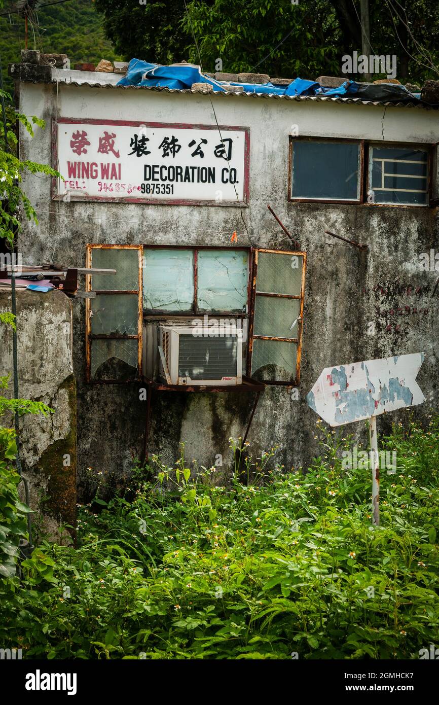 Ironisches Schild, das ein Dekorationsgeschäft in einem baufälligen Haus in Nim Shue Wan Village, Lantau Island, Hongkong, anwirbt Stockfoto