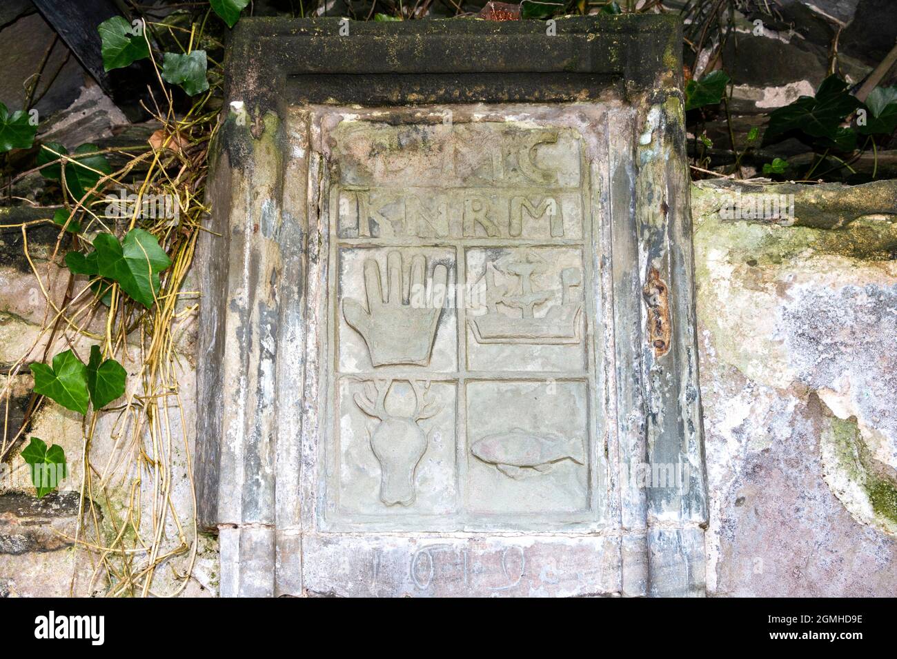 DURNESS SUTHERLAND SCOTLAND DIE ALTE BALNAKEIL-KIRCHE ODER KIRK-INNENEINRICHTUNG SCHMÜCKTE PLAKETTE MIT BILDERN AUS DEM JAHR 1619 Stockfoto