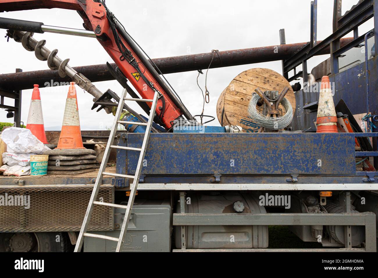 Große Schneckenbohrmaschine und Werkzeuge für die Installation von Breitbandfaserkabeln auf dem LKW Stockfoto