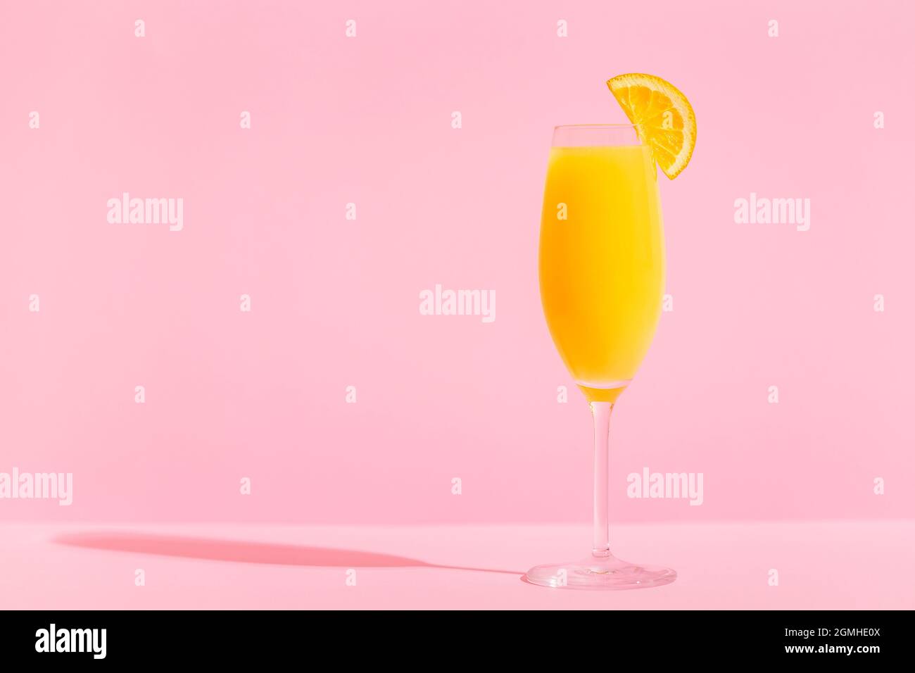Erfrischende orangene Mimosa-Cocktails mit Champagner auf hellem Hintergrund. Stockfoto