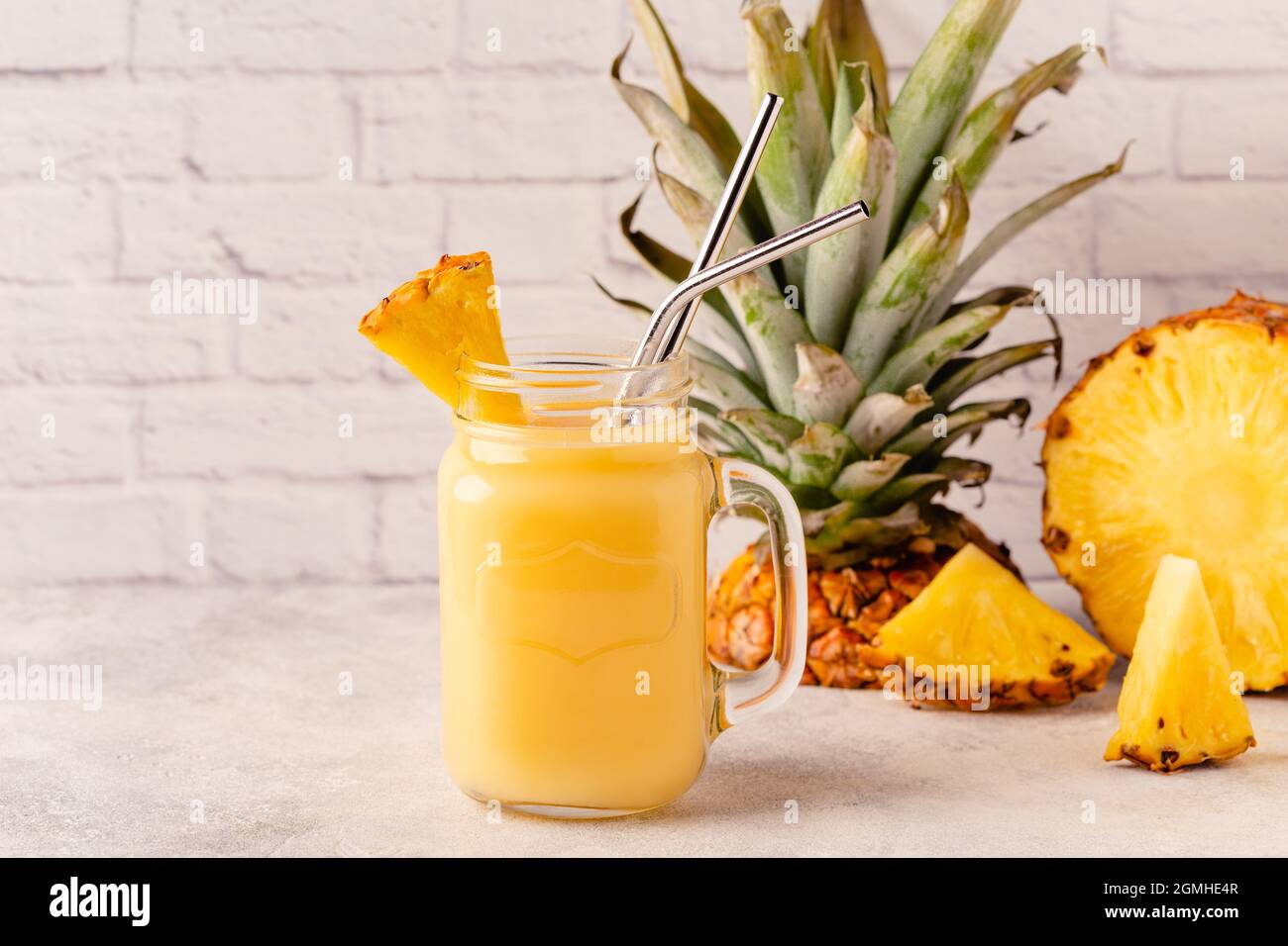 Tropischer Ananas-Smoothie in einem Einmachglas, selektiver Fokus. Stockfoto