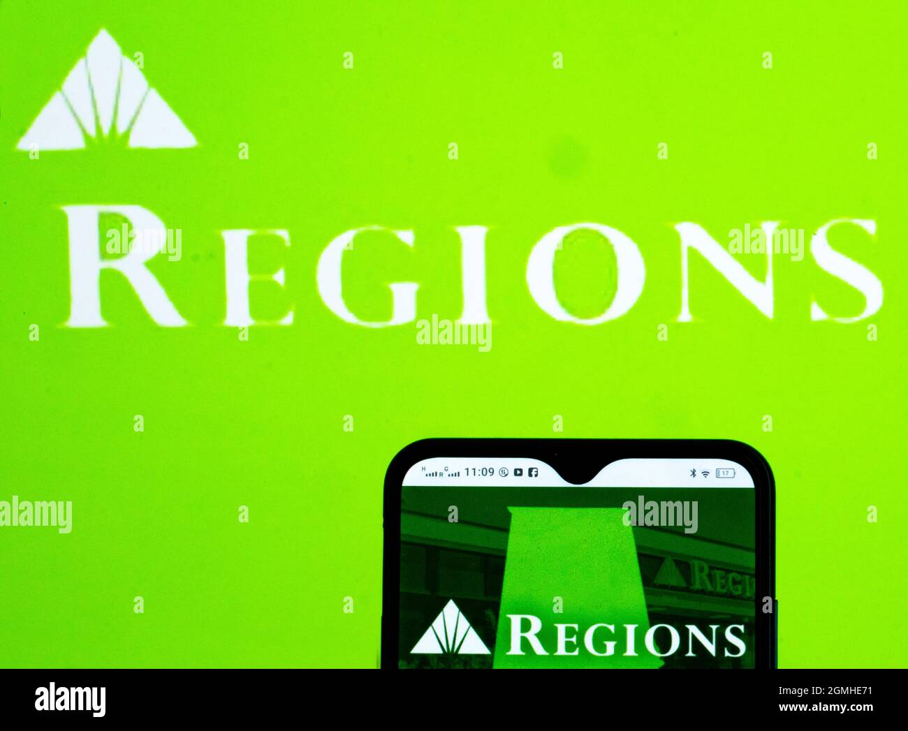In dieser Abbildung wird ein Logo der Regions Financial Corporation auf einem Smartphone angezeigt. (Foto von Igor Golovniov / SOPA Images/Sipa USA) Stockfoto In dieser Abbildung wird ein Logo der Regions Financial Corporation auf einem Smartphone angezeigt. (Foto von Igor Golovniov / SOPA Images/Sipa USA) Stockfoto