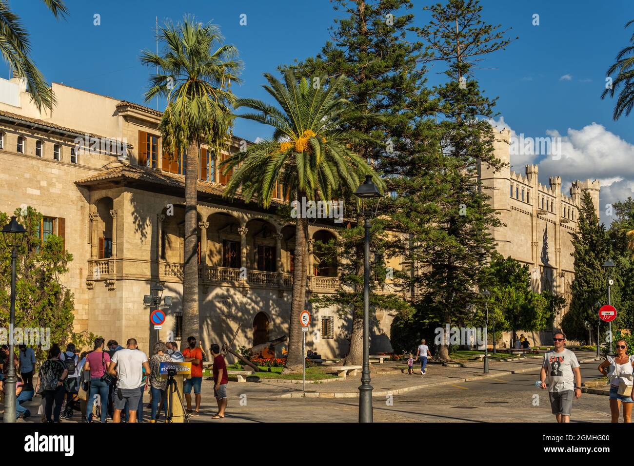 Palma de Mallorca, Spanien; september 10 2021: Gesamtansicht des öffentlichen Gebäudes El Consolat de Mar, Sitz der balearischen Regierung, neben dem Goth Stockfoto