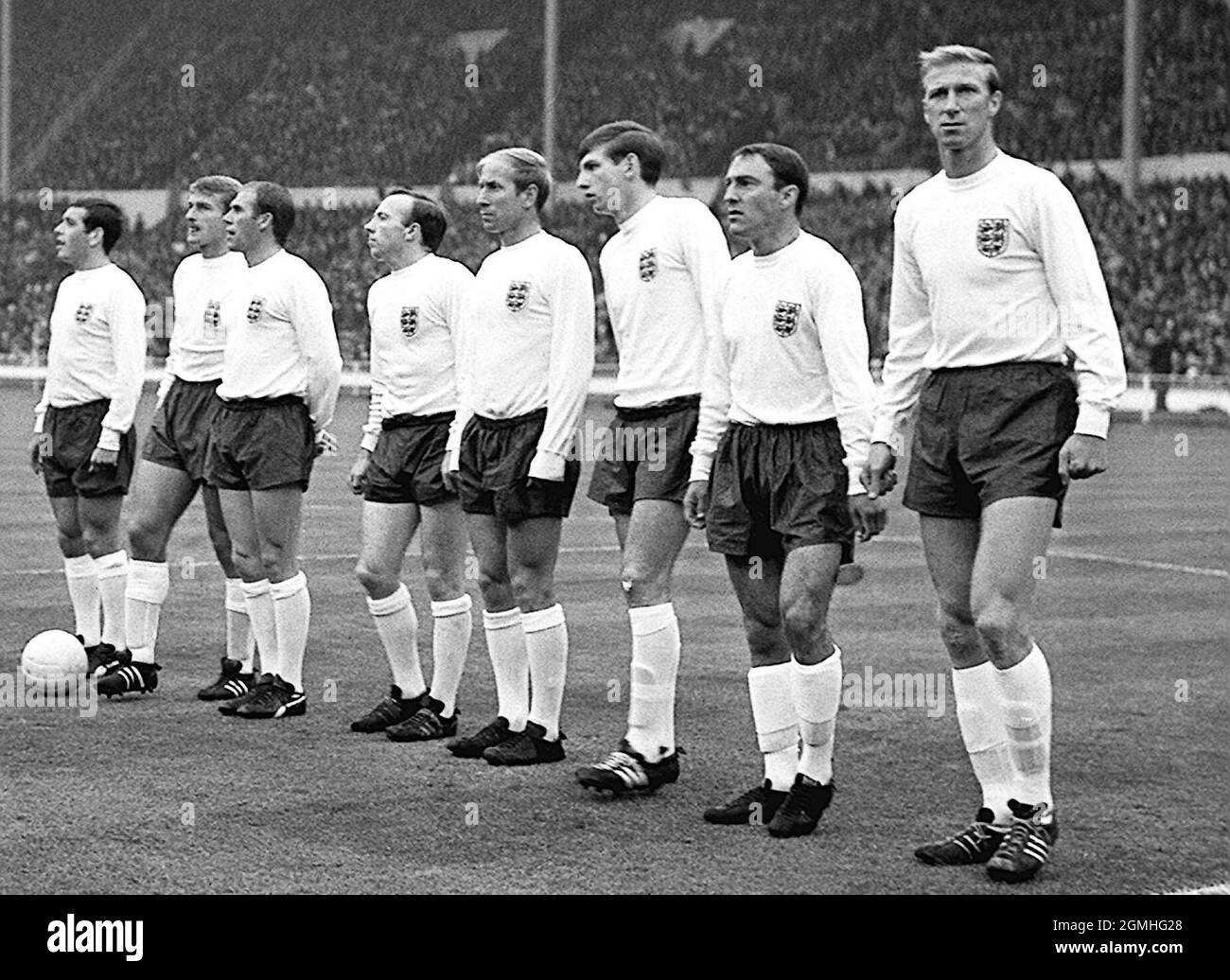 Aktenfoto vom 20-07-1966 von England auf dem Feld. Das ist das Team, das Frankreich 2-0 in Wembley besiegt hat. Von links nach rechts: Bobby Moore (Kapitän); George Cohen, Gordon Banks; Ian Callaghan; Roger Hunt; Ray Wilson; Nobby Stiles; Bobby Charlton; Martin Peters; Jimmy Greaves und Jackie Charlton. Ausgabedatum: Sonntag, 19. September 2021. Stockfoto