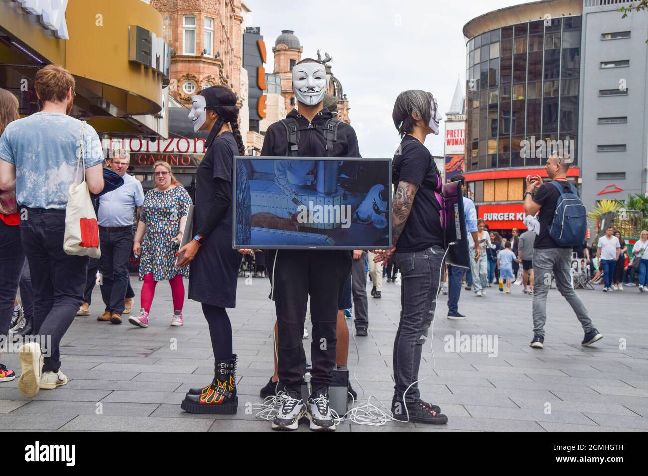 London, Großbritannien. September 2021. Die Tierrechtsgruppe Anonymous for the Voiceless veranstaltete auf dem Leicester Square eine Aktion mit dem Titel „Cube of Truth“, bei der Passanten ermutigt wurden, vegan zu gehen, indem sie grafische Aufnahmen der Schrecken zeigte, die Tiere in Schlachthäusern, in der Tierzucht und in der Fischwirtschaft durchmachen. Stockfoto