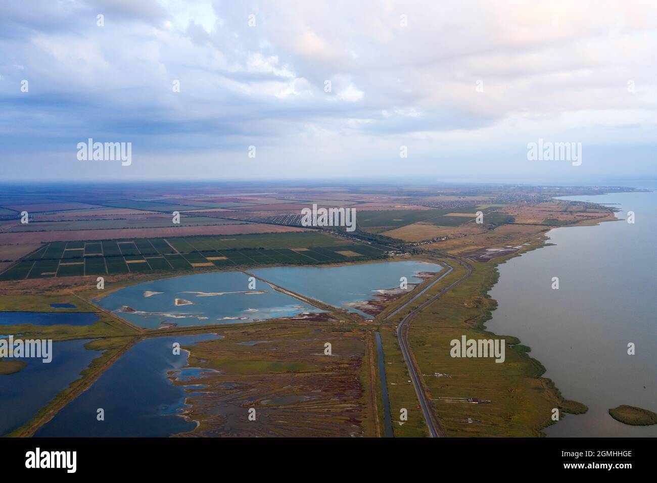 Delta des Dniester. Landwirtschaftliche Flächen, Orte für die Zucht wertvoller Fischarten. Draufsicht, Luftaufnahme, Drohne, Quadcopter. Frühe Herbstdämmerung. Stockfoto