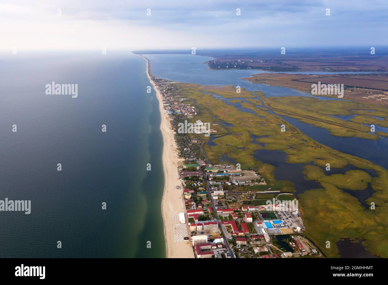 Luftaufnahme von einer Drohne zum Badeort Zatoka, Odessa. Blick auf den Herbstmorgen ohne Menschen, die sich auf dem Sand des Meeresstrandes ausruhen. Offshore CO Stockfoto