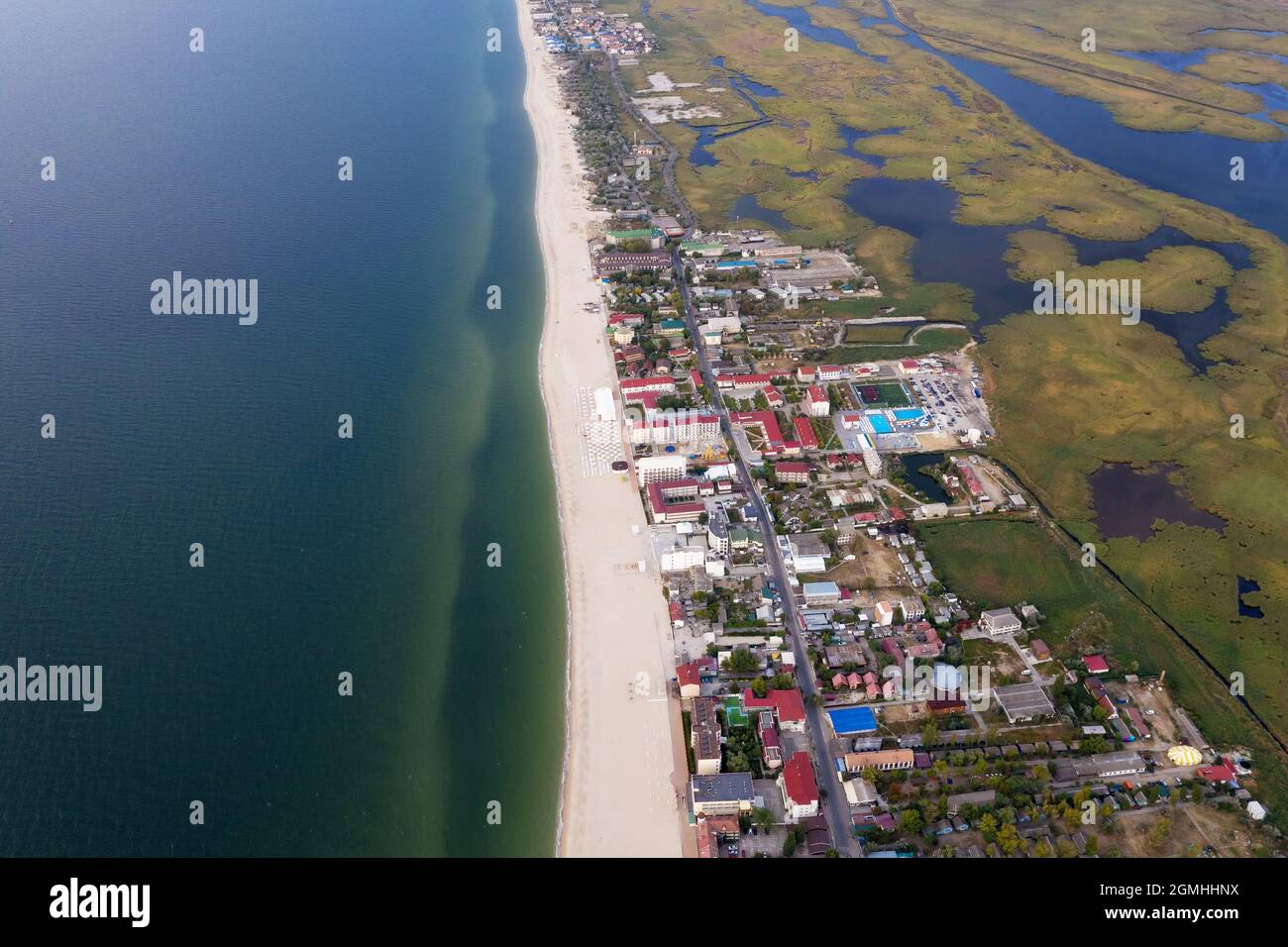 Luftaufnahme von einer Drohne zum Badeort Zatoka, Odessa. Blick auf den Herbstmorgen ohne Menschen, die sich auf dem Sand des Meeresstrandes ausruhen. Offshore CO Stockfoto