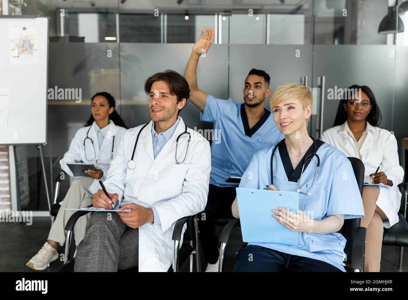 Multirassisches Ärzteteam mit professioneller Ausbildung Stockfoto