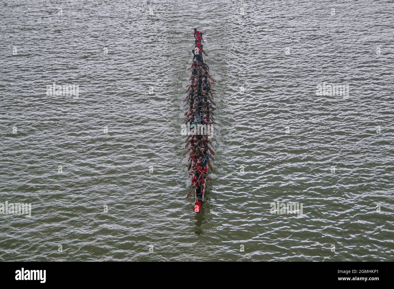 Non Exclusive: SYLHET, BANGLADESCH - 18. SEPTEMBER 2021: 18. September 2021: Teilnehmer treten beim Rennen des traditionellen bangladeschischen Bootes an Stockfoto