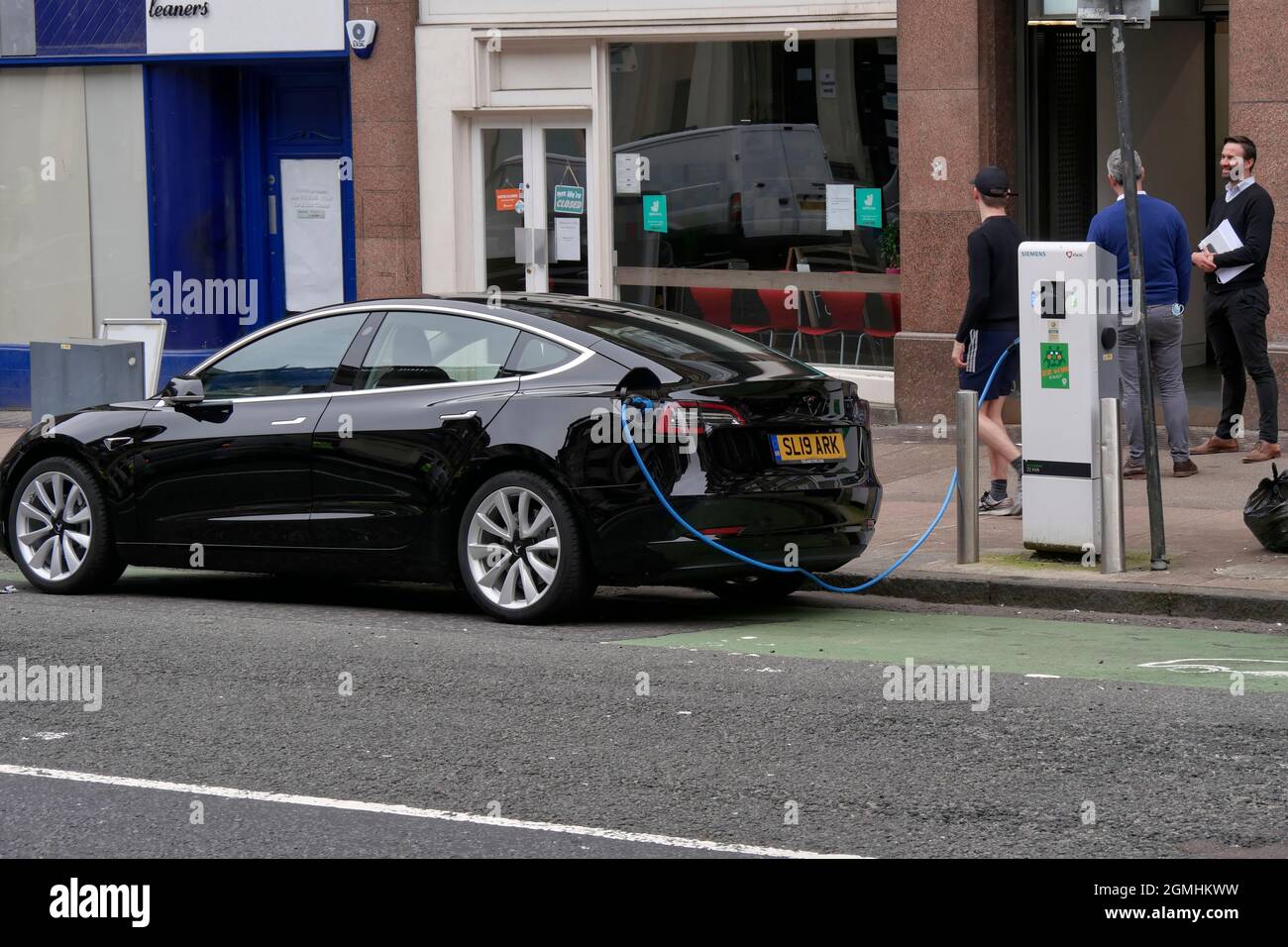 Tesla-Auto, das beim Laden von Elektrofahrzeugen auf der Straße verwendet, Glasgow, Schottland, Großbritannien, Europa Stockfoto