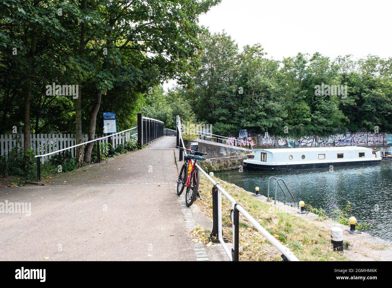 Schlepptau an der Old Ford Lock (Lock 19) auf dem River Lea Navigation Canal bei Old Ford, Fish Island, London Stockfoto