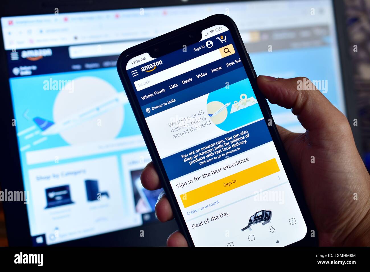 New Delhi, Indien, 8. Januar 2020:- Online-Shopping auf Amazon App Stockfoto