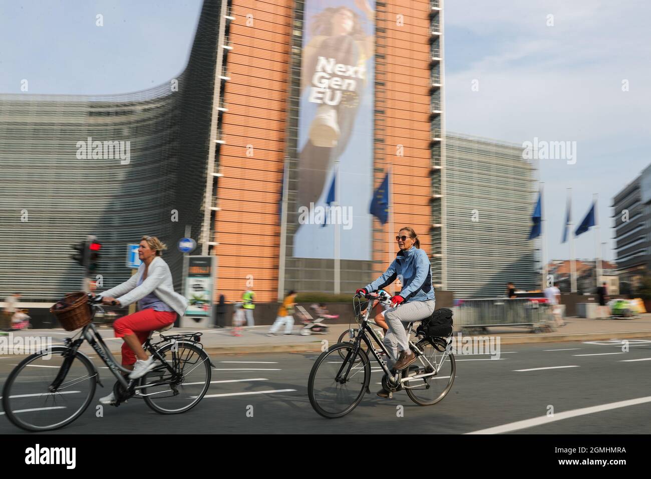 Brüssel, Belgien. September 2021. Am autofreien Sonntag in Brüssel, Belgien, fahren die Leute mit dem Fahrrad, 19. September 2021. Der autofreie Sonntag ist für die Öffentlichkeit gültig, außer Taxis, Reisebusse, Rettungsdienste, Polizei und Personen mit einer Sondergenehmigung. Die gesamte Region Brüssel ist von 9:30 bis 7 Uhr für den Verkehr gesperrt. Quelle: Zheng Huansong/Xinhua/Alamy Live News Stockfoto