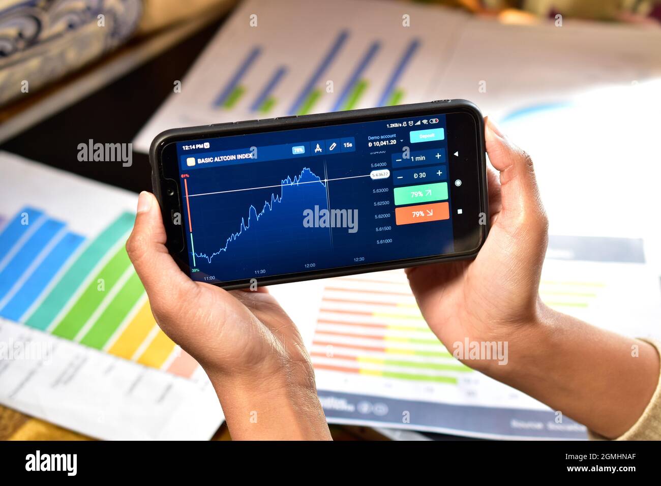 Trading und Analyse Chart auf Smartphone Stockfoto