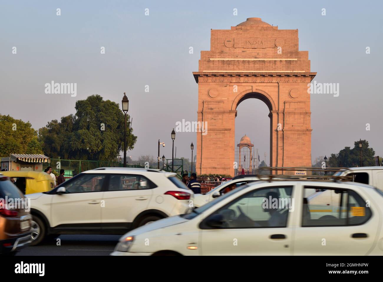 New Delhi, Indien, 12. Januar 2020:- Verkehr in Bewegung an der India Gate Road, Bewegung verschwimmen Stockfoto