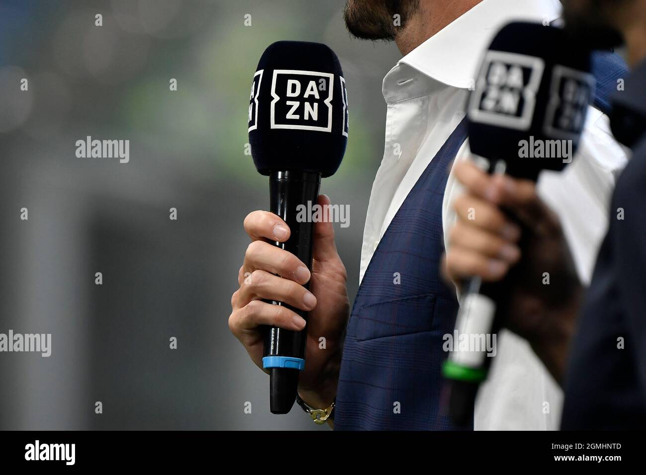 Twho DAZN Mikrofone, die von den Zuschauern während des Fußballspiels der Serie A zwischen dem FC Internazionale und dem FC Bologna im Stadion San Siro in Mailand (Italien) am 18. September 2021 gehalten wurden. Foto Andrea Staccioli / Insidefoto Stockfoto