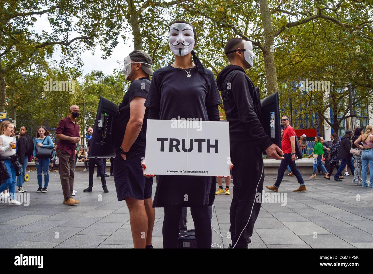 London, Großbritannien. September 2021. Während der veganen Kampagne auf dem Leicester Square steht ein Aktivist mit einer Guy Fawkes-Maske und einem Plakat mit der "Wahrheit".die Tierrechtsorganisation Anonymous for the Voiceless inszenierte eine Aktion mit dem Titel "Cube of Truth", die Passanten zum Veganfahren ermutigte, indem sie grafische Aufnahmen der Schrecken zeigte, die Tiere in Schlachthöfen durchmachen, Tierwirtschaft und Fischerei. (Foto: Vuk Valcic/SOPA Images/Sipa USA) Quelle: SIPA USA/Alamy Live News Stockfoto