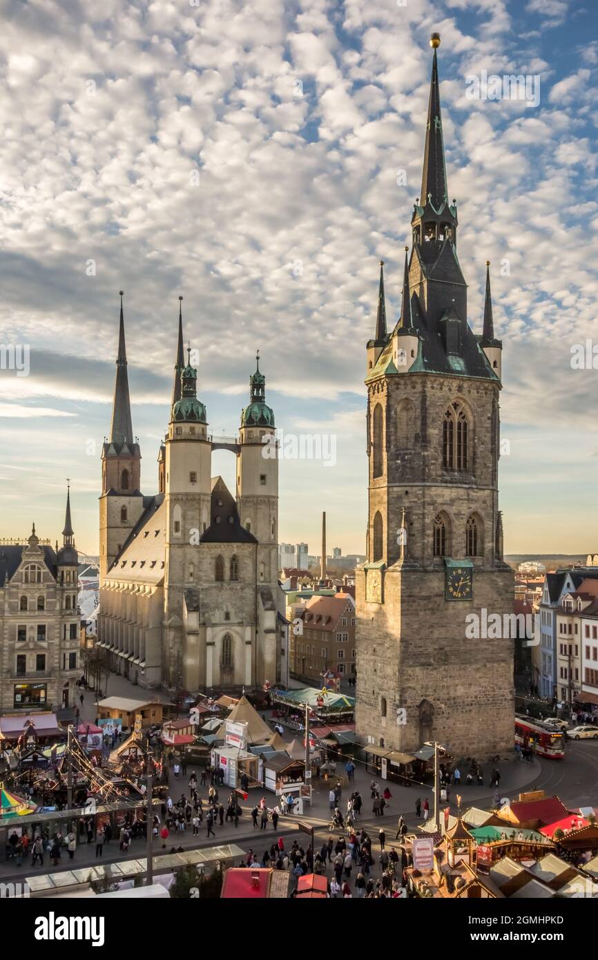 Blick über den weihnachtsmarkt auf die fünf Türme der gotischen Marktkirche und den Roten Turm, der das Wahrzeichen der Stadt ist. Stockfoto