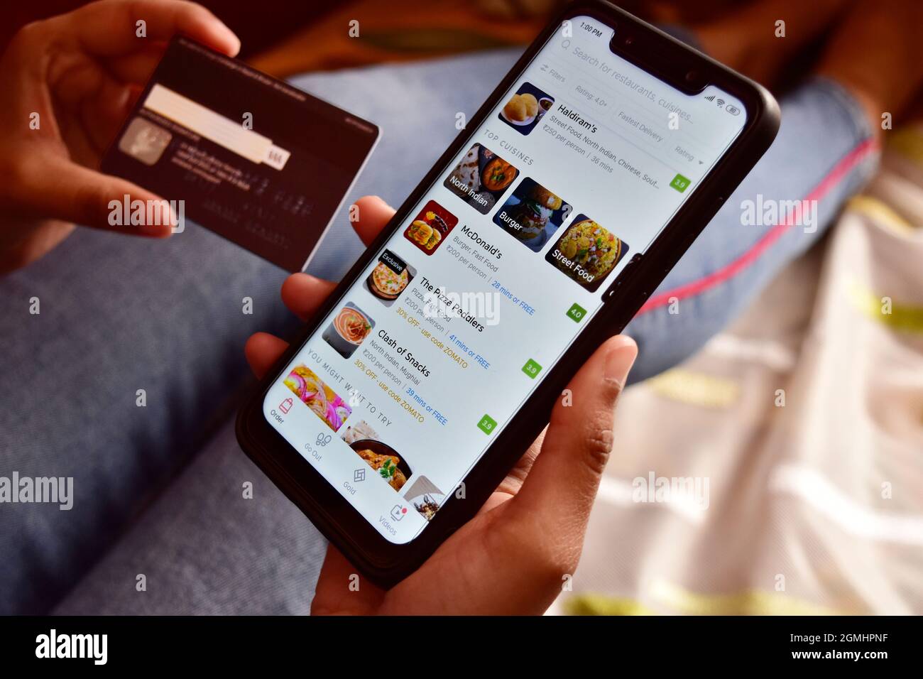 New Delhi, Indien, 15. Januar 2020:- Bestellen von Lebensmitteln online auf dem Smartphone Stockfoto