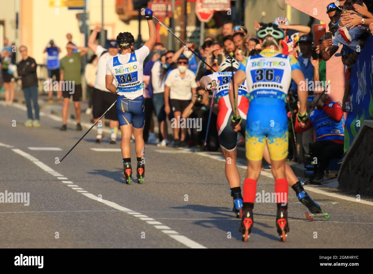 2021 FIS Rollerski-Weltmeisterschaft. Ziano, Italien am 18. September 2021. Erik Silfver (SWE) im Einsatz im Ziel (Foto von Pierre Teyssot/ESPA-Images) Stockfoto