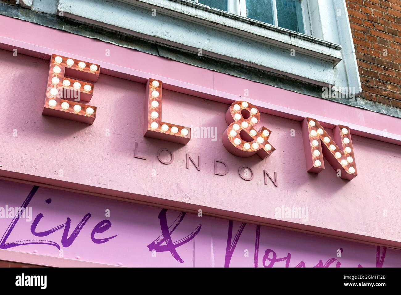 Rosa Schild an der Fassade des EL&N Soho Cafés, London, Großbritannien Stockfoto