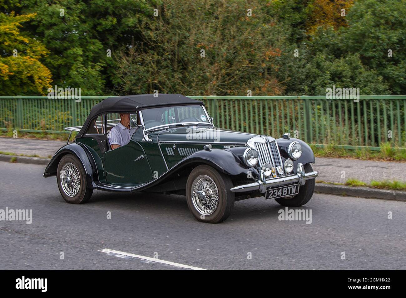 1955 50s Black MG TF1500 1,489 cc, Benzinbus; Überquerung der Autobahnbrücke im Großraum Manchester, Großbritannien Stockfoto